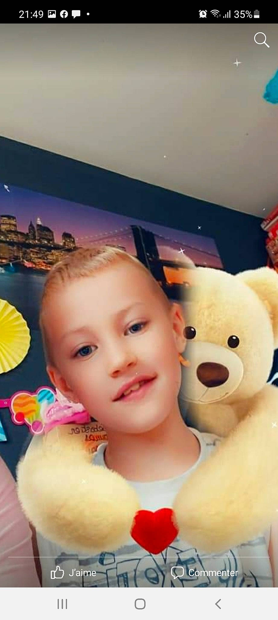 Noë participe au concours pour gagner de l'argent avec cette photo : child, display_device, eyelash, fun, fur, happy, head, joy, mechanical_fan, nose, person, picture_frame, pink, plush, room, selfie, skin, stuffed_toy, teddy_bear, television