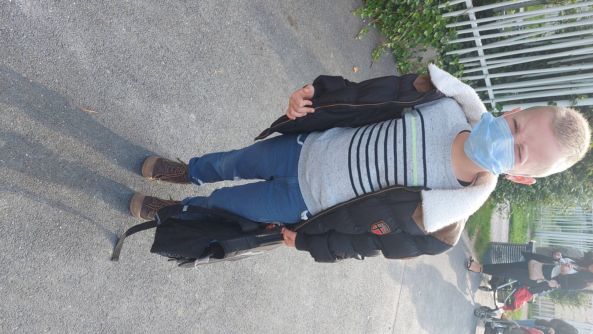 Noë participe au concours pour gagner de l'argent avec cette photo : asphalt, blurred, boot, denim, foot, fun, hand, human_leg, joint, knee, leg, outdoor_shoe, pedestrian, person, plant, recreation, sandal, street_fashion, thigh, waist