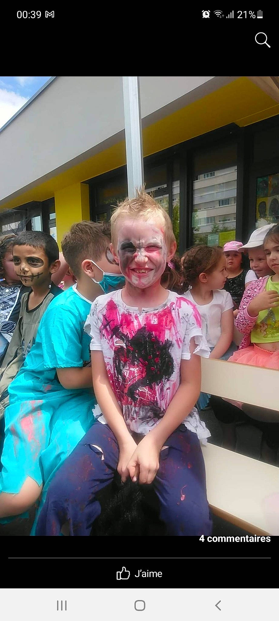 Noë participe au concours pour gagner de l'argent avec cette photo : child, crowd, entertainment, event, eyewear, face, fashion, fun, green, happy, hat, headwear, joy, leisure, magenta, person, pink, public_event, purple, recreation