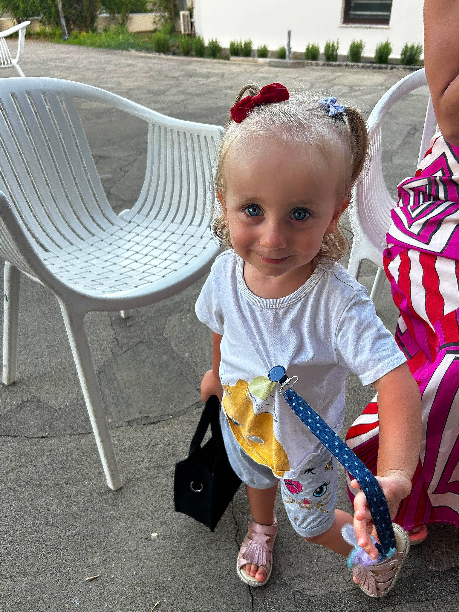 Flavya a rejoint le concours — aidez-le/la à gagner de superbes lots ! baby, baby_carriage, baby_products, baby_toddler_clothing, child, event, fashion_accessory, fun, grass, happy, joy, leisure, magenta, outdoor_furniture, person, plant, recreation, sandal, sitting, smile