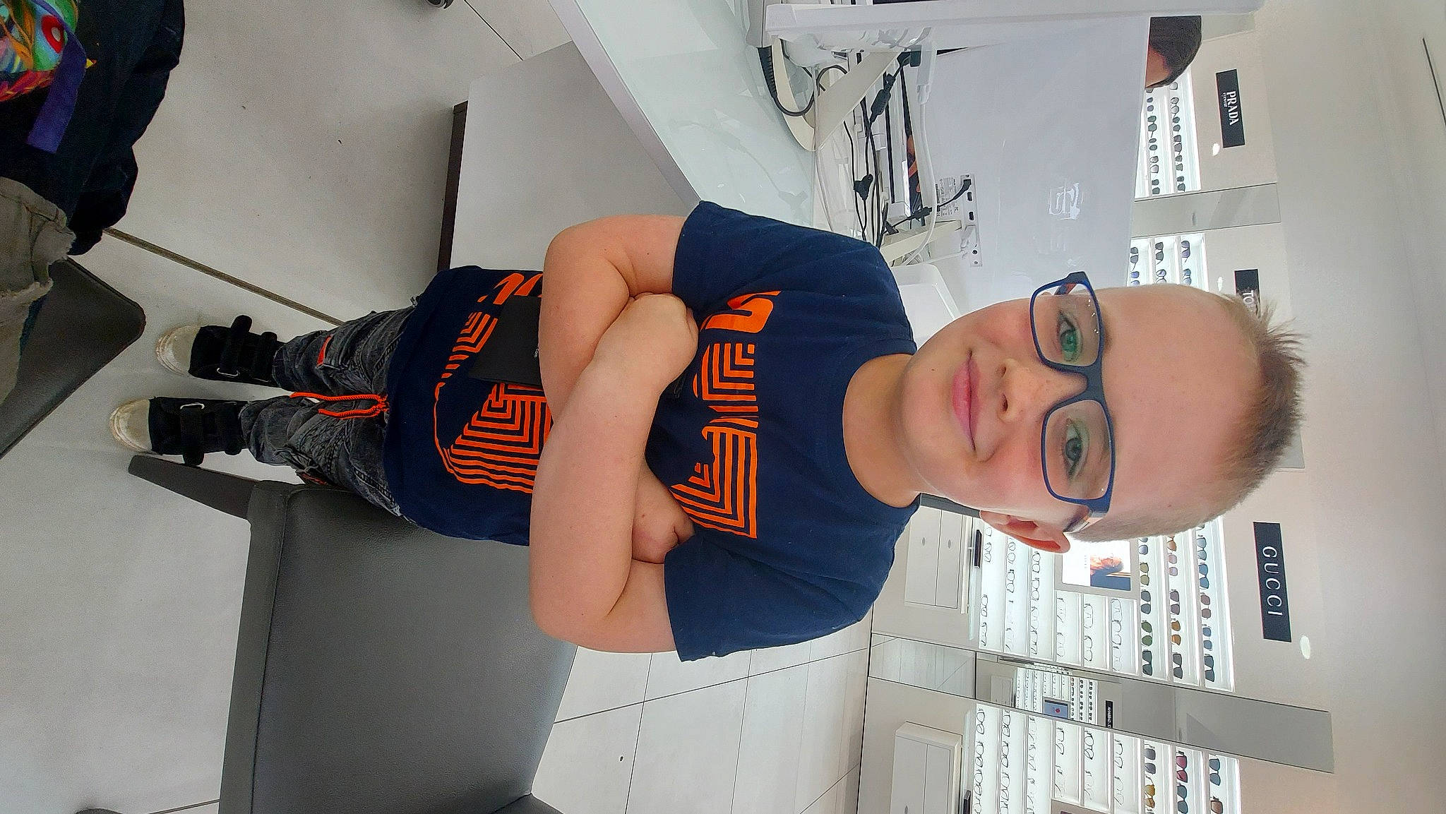 Zac participe au concours pour gagner de l'argent avec cette photo : belt, denim, elbow, eyewear, font, hat, human_leg, job, joint, joy, knee, machine, person, physical_fitness, room, shorts, sportswear, t_shirt, thigh, waist