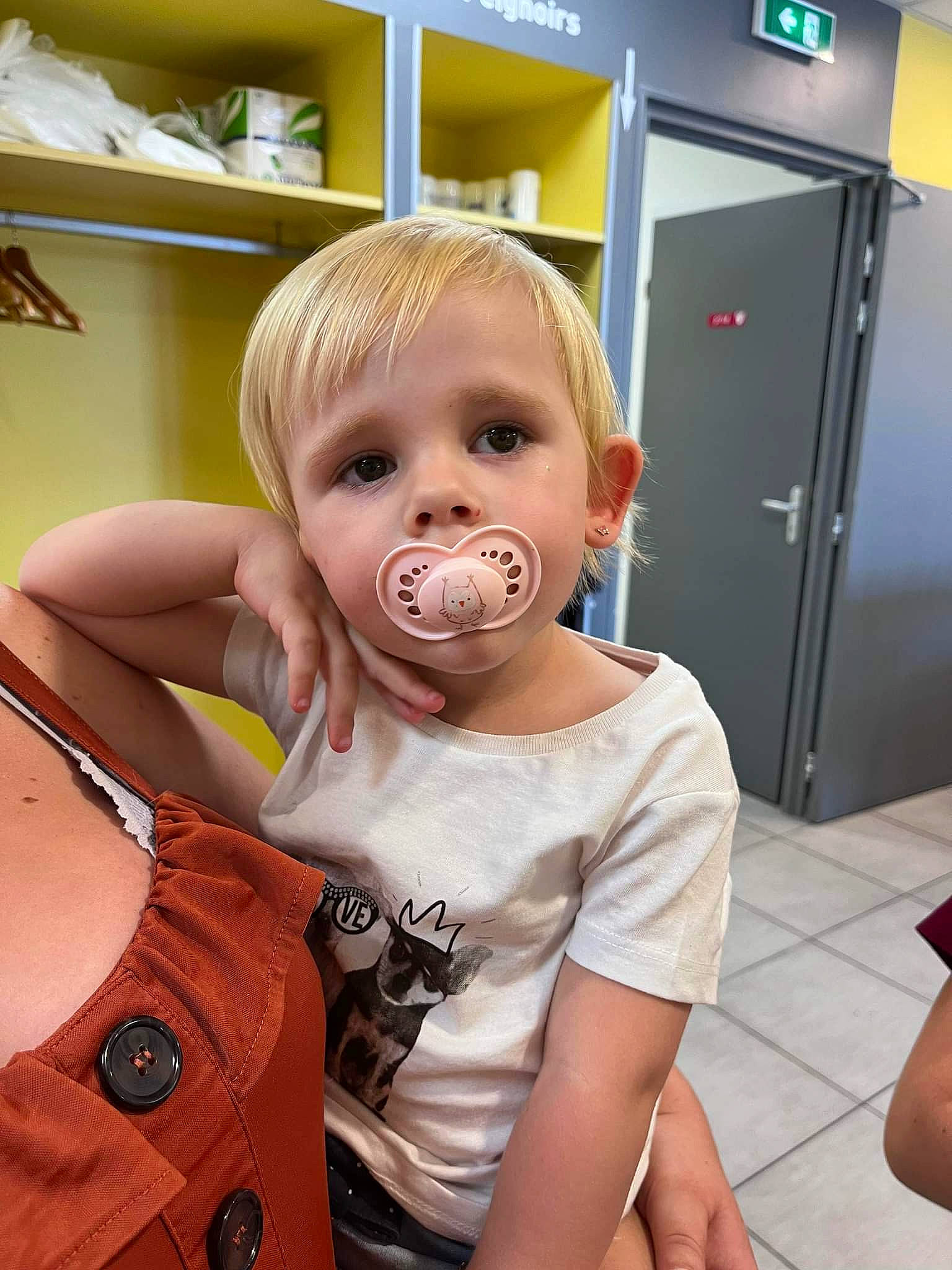Blanche participe au concours pour gagner de l'argent avec cette photo : arm, baby, baby_toddler_clothing, blond, cheek, chest, child, door, eyelash, fun, gesture, happy, mouth, nose, person, room, skin, sleeve, t_shirt, thumb