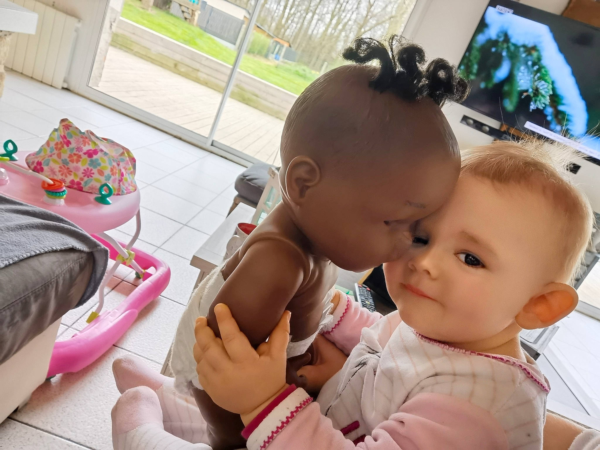 Blanche participe au concours pour gagner de l'argent avec cette photo : baby, baby_products, baby_toddler_clothing, cheek, child, finger, fun, grass, happy, interaction, iris, leisure, mouth, nose, person, plant, sharing, sitting, skin, thumb