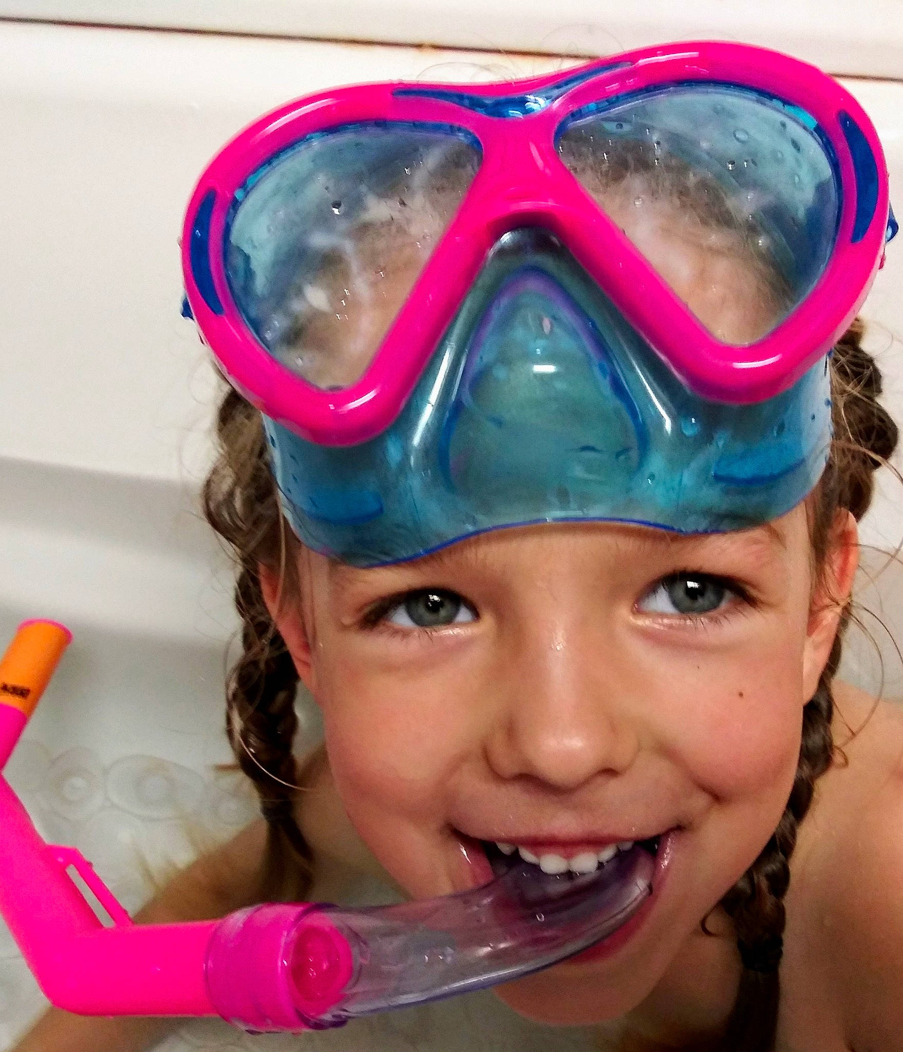 Estella is registered to the contest to win money with this photo: cool, costume, diving_equipment, diving_mask, eyewear, face, fun, glasses, goggles, headgear, joy, mask, person, personal_protective_equipment, photography, recreation, snorkeling, sports_equipment, swimming, water