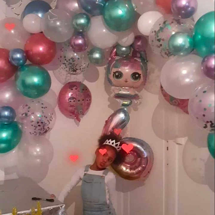 Kaily participe au concours pour gagner de l'argent avec cette photo : balloon, ceiling, christmas_ornament, circle, decoration, event, fashion_accessory, fixture, font, fun, glass, holiday_ornament, light, lighting, magenta, ornament, party_supply, pink, snapshot, window