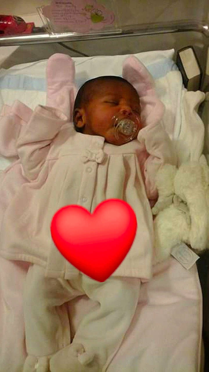 Kaily a rejoint le concours — aidez-le/la à gagner de superbes lots ! baby, baby_safety, baby_sleeping, baby_toddler_clothing, bed, bedding, cheek, child, comfort, finger, gesture, human_body, infant_bed, linens, lip, mouth, nose, person, pink, skin