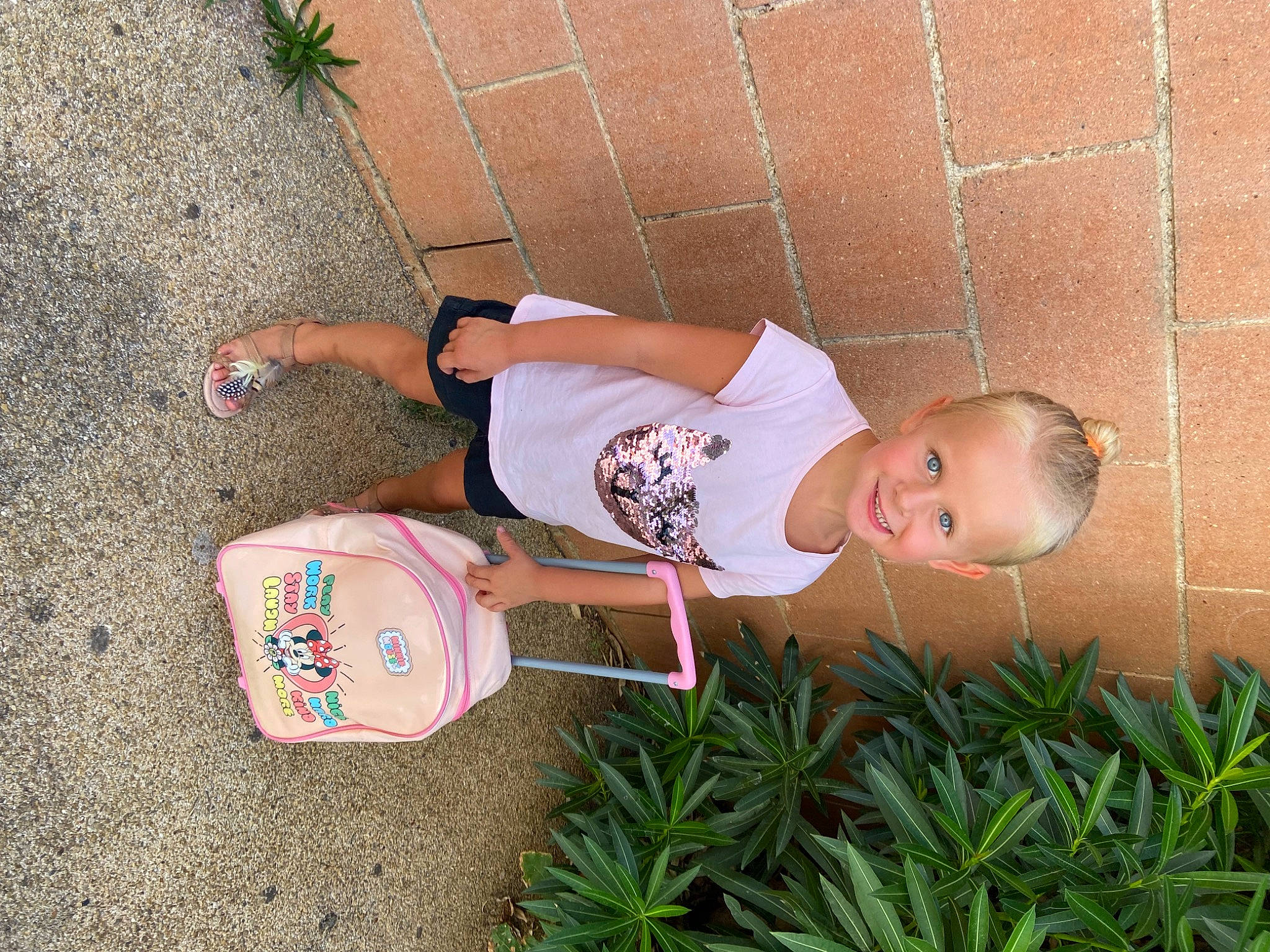 May-lee a rejoint le concours — aidez-le/la à gagner de superbes lots ! baby, child, foot, fun, grass, hand, happy, human_body, human_leg, joy, knee, leg, leisure, people_in_nature, person, plant, shoe, sidewalk, sneakers, thigh