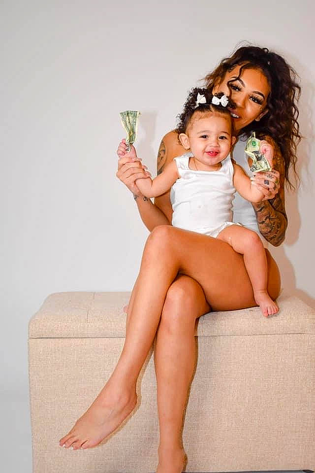 Khalena is registered to the contest to win money with this photo: arm, comfort, eye, face, finger, flash_photography, gesture, hair, happy, head, human_body, joint, joy, knee, leg, muscle, neck, person, shoulder, skin