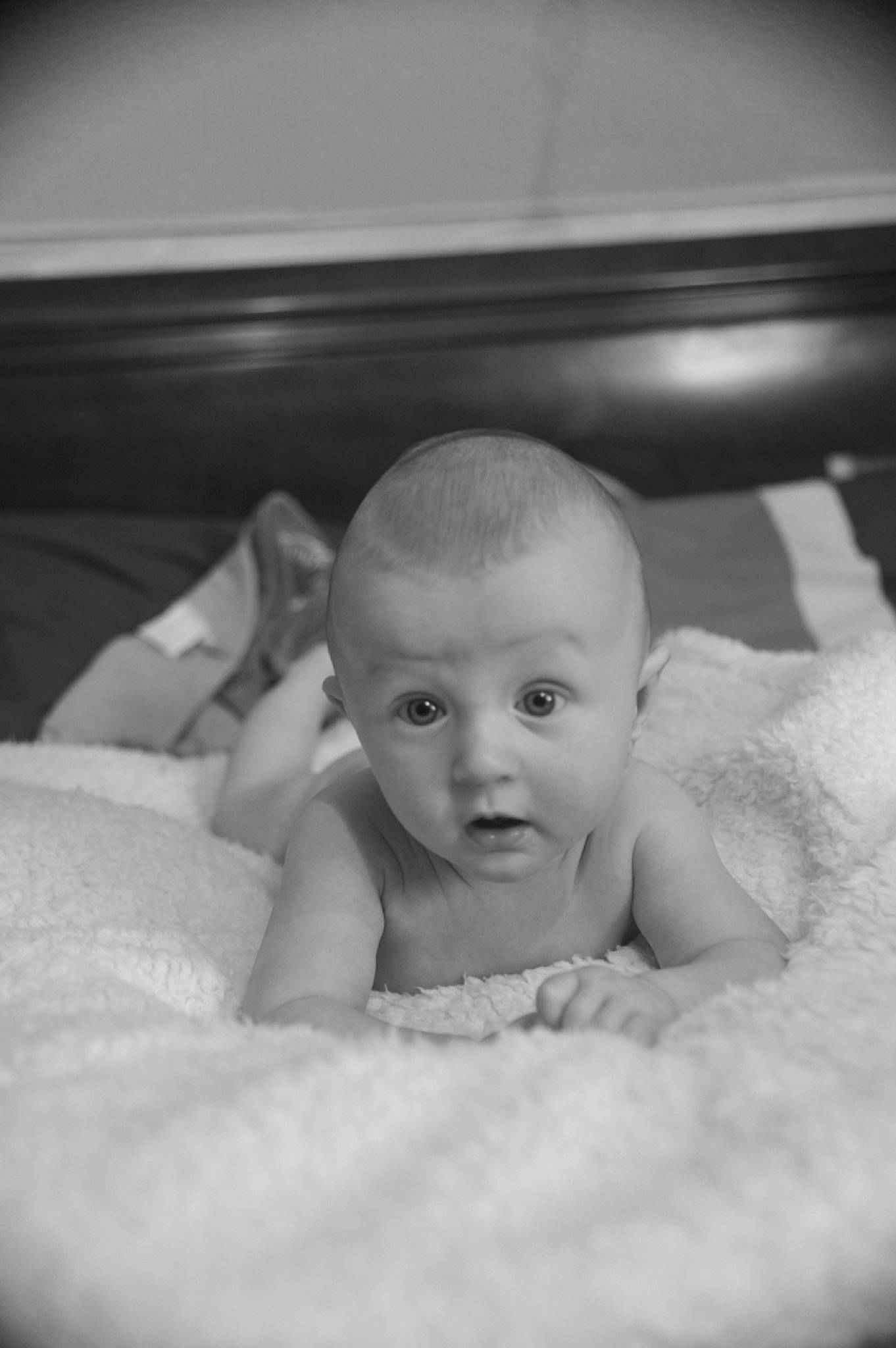 Eliott a rejoint le concours — aidez-le/la à gagner de superbes lots ! baby, cheek, chest, comfort, eyebrow, eyelash, finger, flash_photography, hair, happy, human_body, iris, lip, monochrome, monochrome_photography, mouth, nose, person, sitting, skin