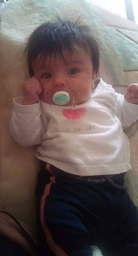 Zoé participe au concours pour gagner de l'argent avec cette photo : baby, baby_products, baby_toddler_clothing, bib, cheek, child, linens, person, skin, toddler