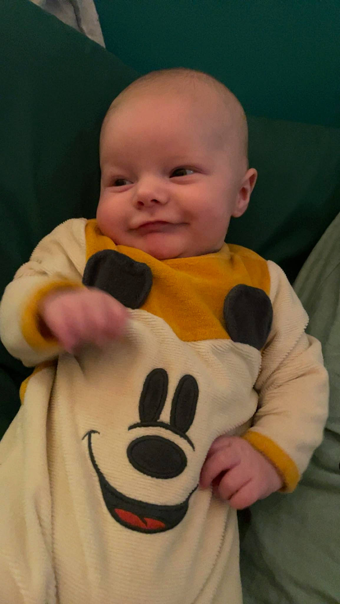 Ugo a rejoint le concours — aidez-le/la à gagner de superbes lots ! arm, baby, baby_products, baby_toddler_clothing, cheek, child, fun, happy, head, joy, mouth, nose, orange, outerwear, pattern, person, sleeve, smile, t_shirt, thumb