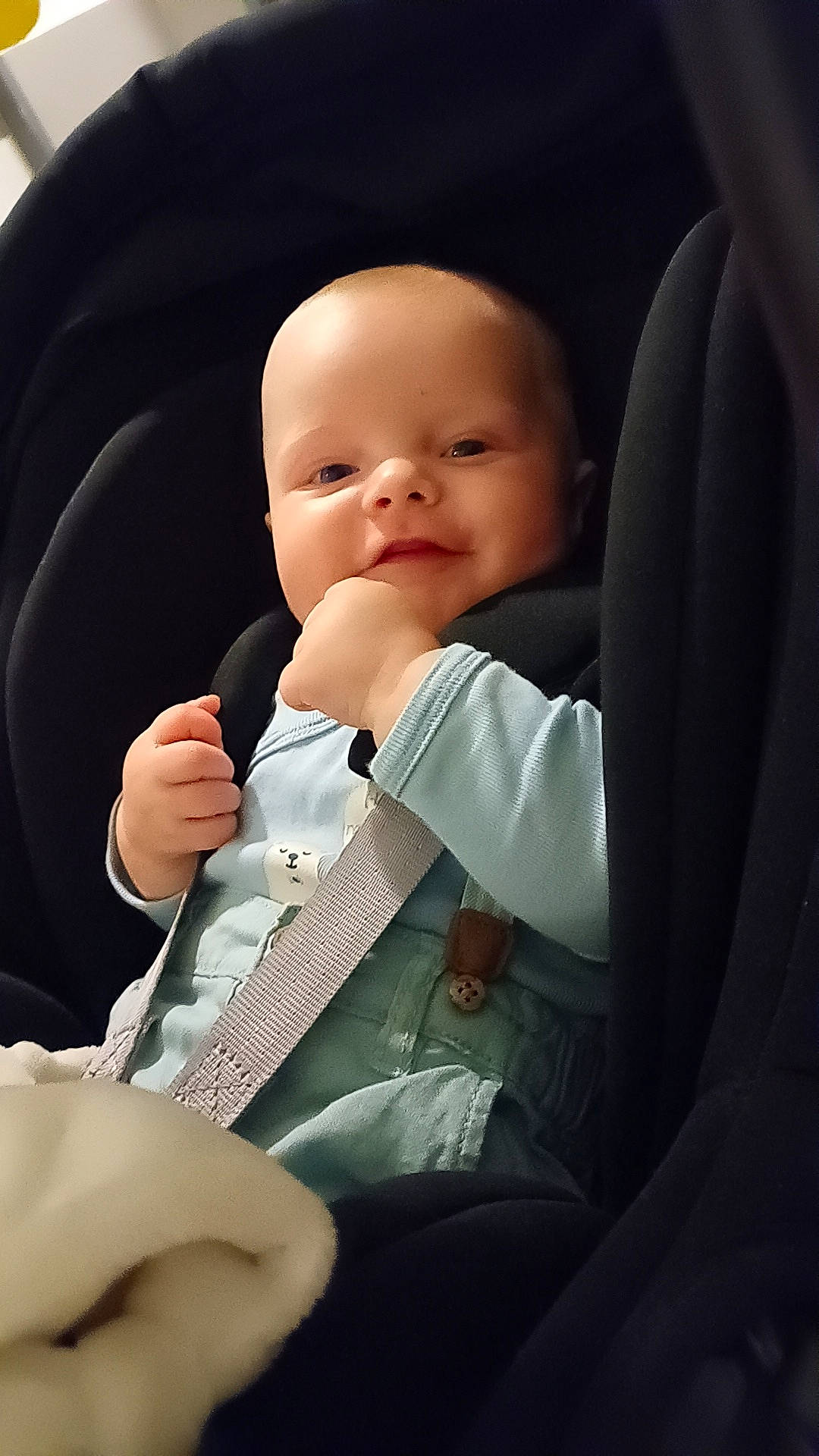 Ugo participe au concours pour gagner de l'argent avec cette photo : auto_part, baby, baby_carriage, baby_in_car_seat, baby_products, baby_toddler_clothing, car_seat, cheek, child, comfort, formal_wear, gesture, nail, person, seat_belt, sitting, skin, sleeve, smile, thumb