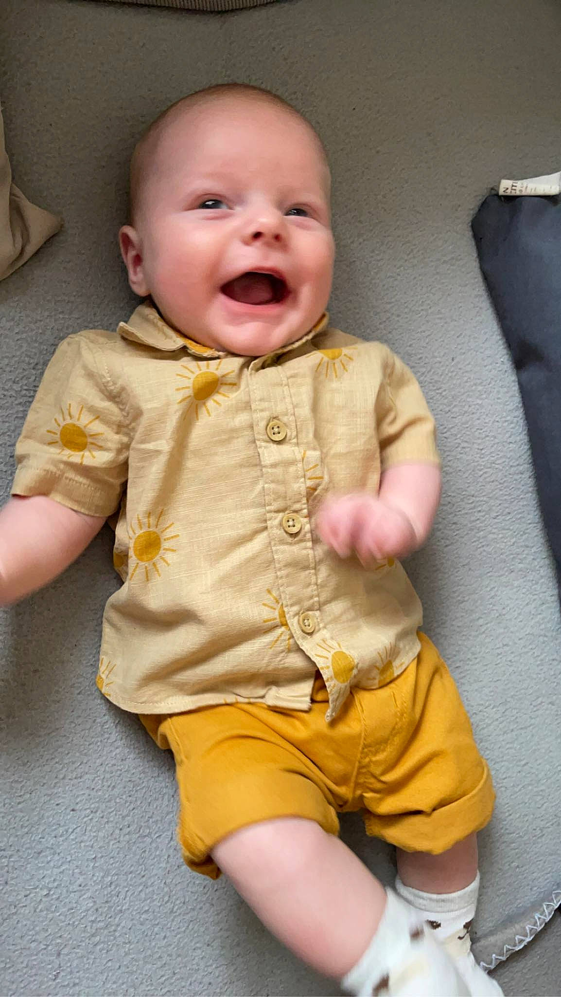 Ugo a rejoint le concours — aidez-le/la à gagner de superbes lots ! baby, baby_toddler_clothing, cheek, collar, comfort, eye, finger, head, human_body, iris, mouth, nose, person, pink, shorts, skin, sleeve, smile, t_shirt, textile