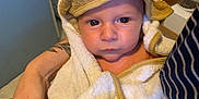 Eliott a rejoint le concours — aidez-le/la à gagner de superbes lots ! arm, baby, bear_design, child, cute, expression, eyes, face, hand, holding, hooded_towel, indoor, infant, person, skin, soft, striped_clothing, tattoo, towel, warm