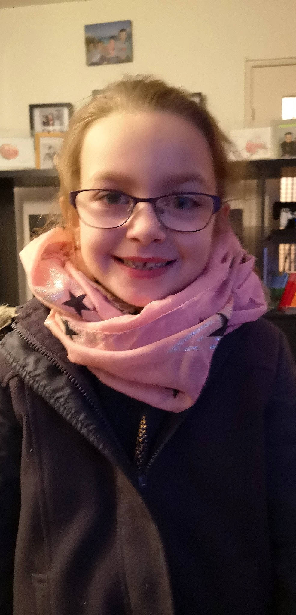 Isatys participe au concours pour gagner de l'argent avec cette photo : cheek, ear, eyebrow, eyewear, face, fashion_accessory, fun, glasses, head, jaw, joy, lip, mouth, neck, outerwear, person, photography, scarf, selfie, smile