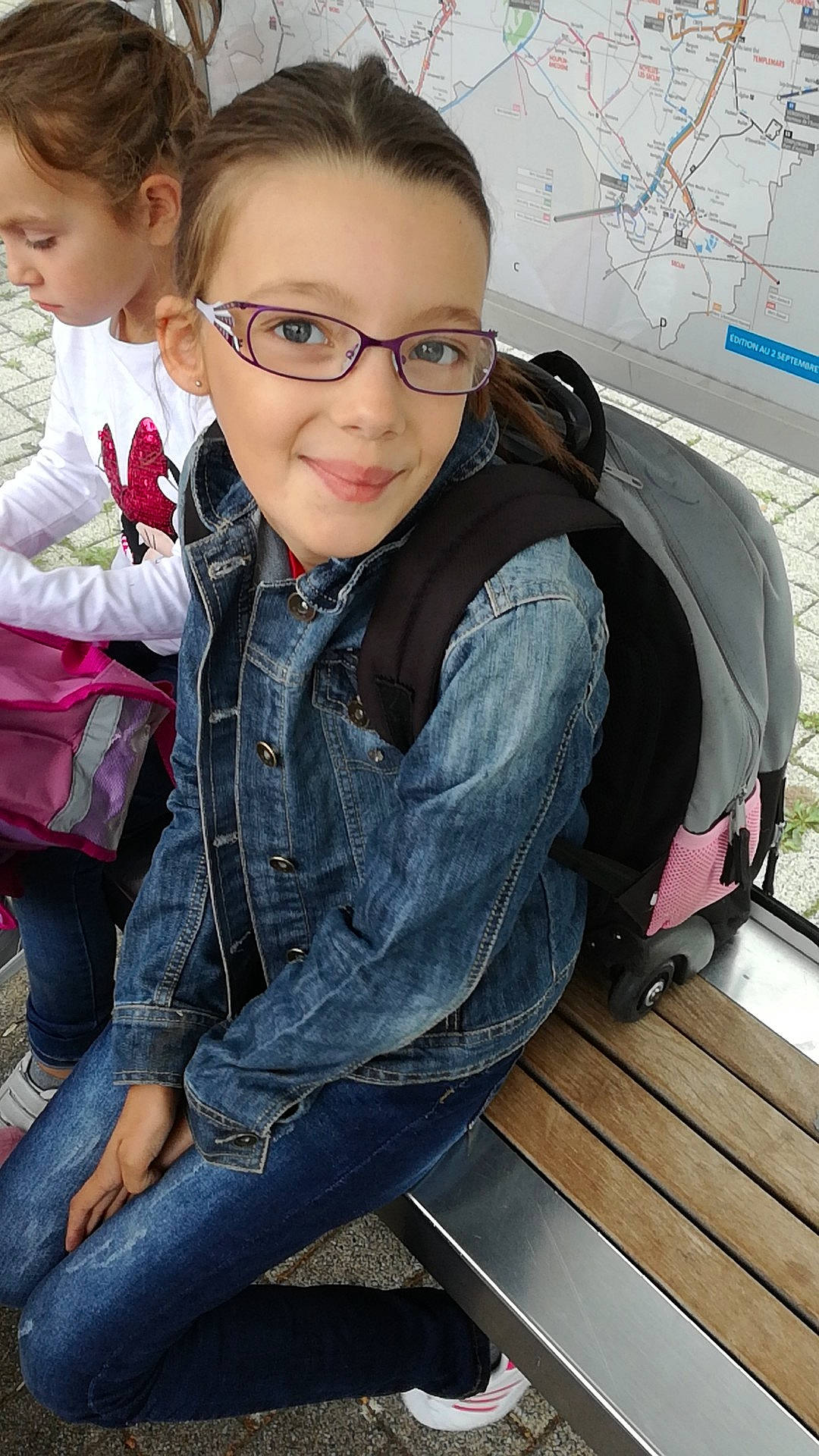 Maëlys participe au concours pour gagner de l'argent avec cette photo : child, cool, eyewear, glasses, jeans, joy, person, sitting, smile, vision_care