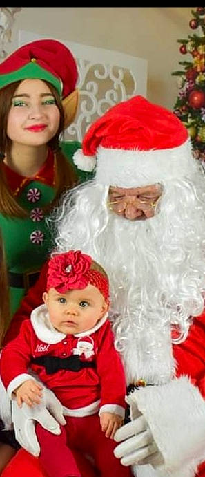 Eleanna participe au concours pour gagner de l'argent avec cette photo : beard, christmas, costume_hat, face, facial_expression, facial_hair, fun, happy, hat, head, headwear, human, human_body, joy, lap, organ, people, person, red, santa_claus