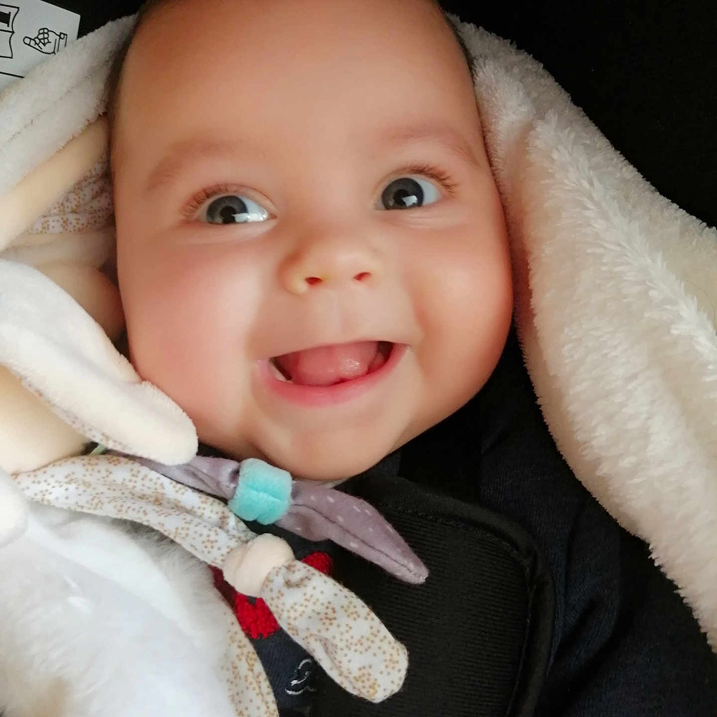 Néo participe au concours pour gagner de l'argent avec cette photo : adorable, baby, blanket, child, closeup, clothing, cozy, cute, expression, face, happy, infant, joyful, person, portrait, smile, soft, warm, wrapped, young