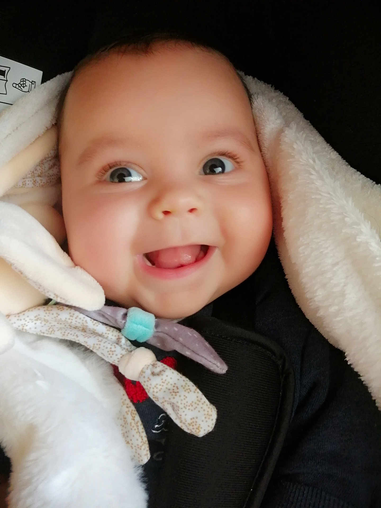 Néo participe au concours pour gagner de l'argent avec cette photo : baby, smile, blanket, face, infant, cute, expression, child, warm, soft, happy, wrapped, cozy, portrait, closeup, clothing, adorable, joyful, person, young