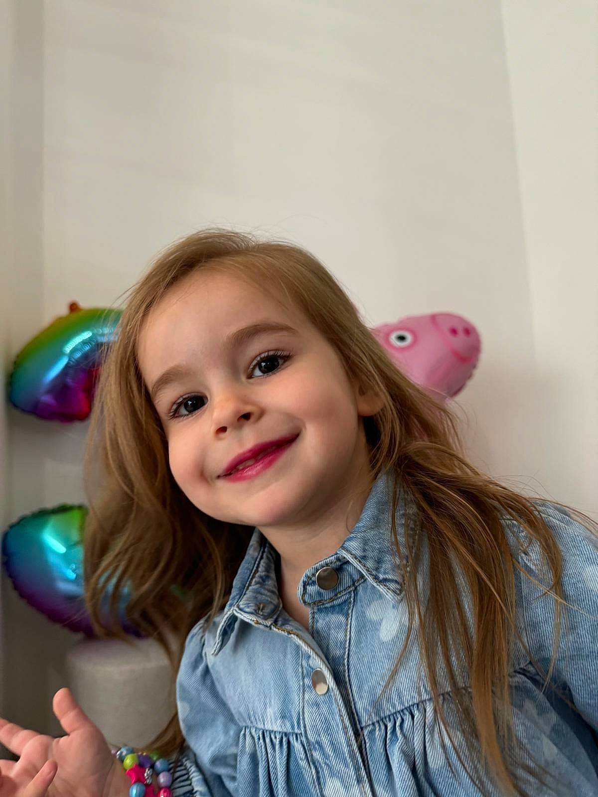 Alea a rejoint le concours — aidez-le/la à gagner de superbes lots ! balloon, beauty, blond, brown_hair, child, ear, fashion_accessory, fun, hairstyle, happy, iris, joy, lip, magenta, party_supply, person, sitting, skin, smile, t_shirt