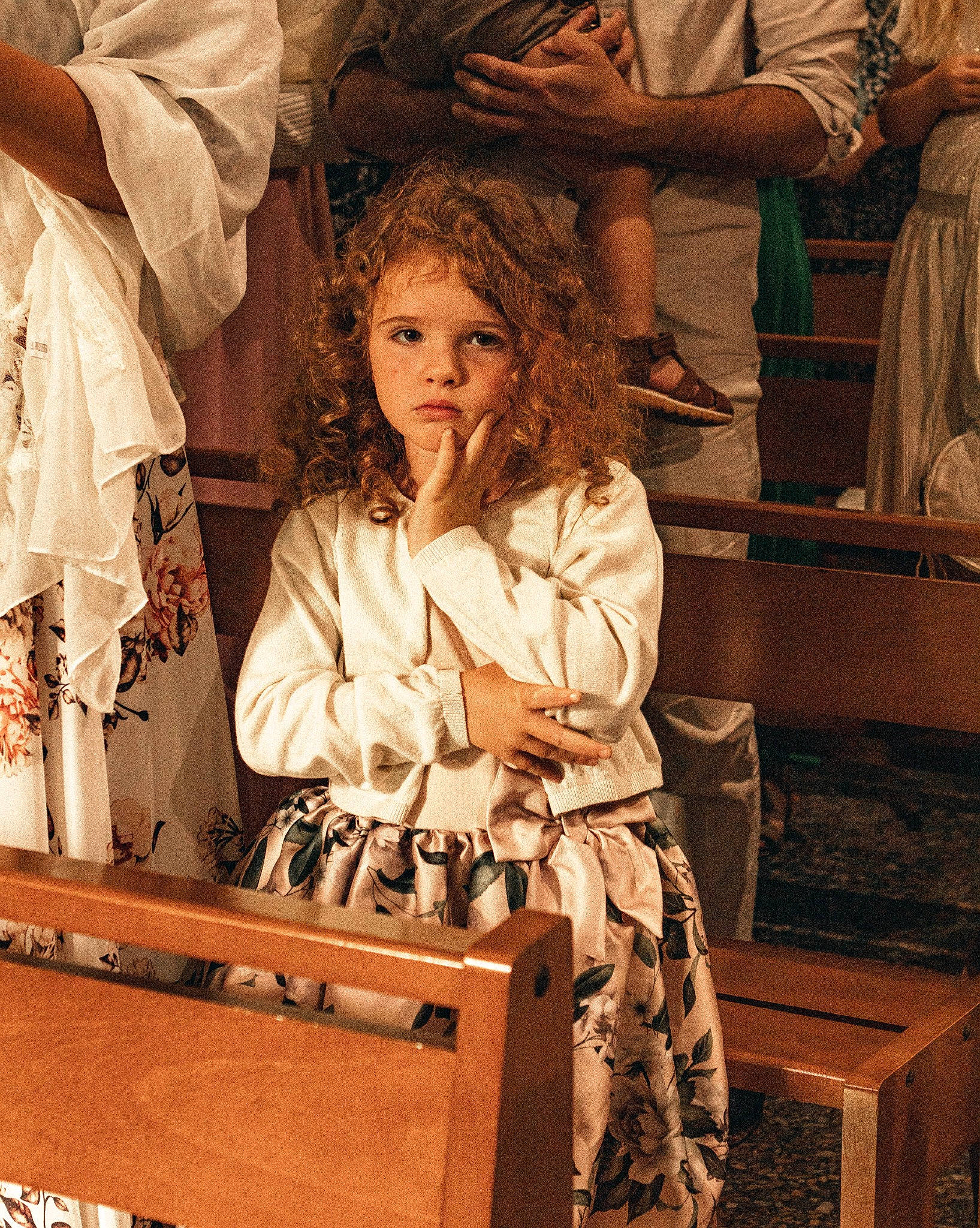 Rose a rejoint le concours — aidez-le/la à gagner de superbes lots ! acting, bench, costume_design, drama, entertainment, event, fashion_design, heater, performance, performance_art, performing_arts, person, room, sitting, vintage_clothing, wood