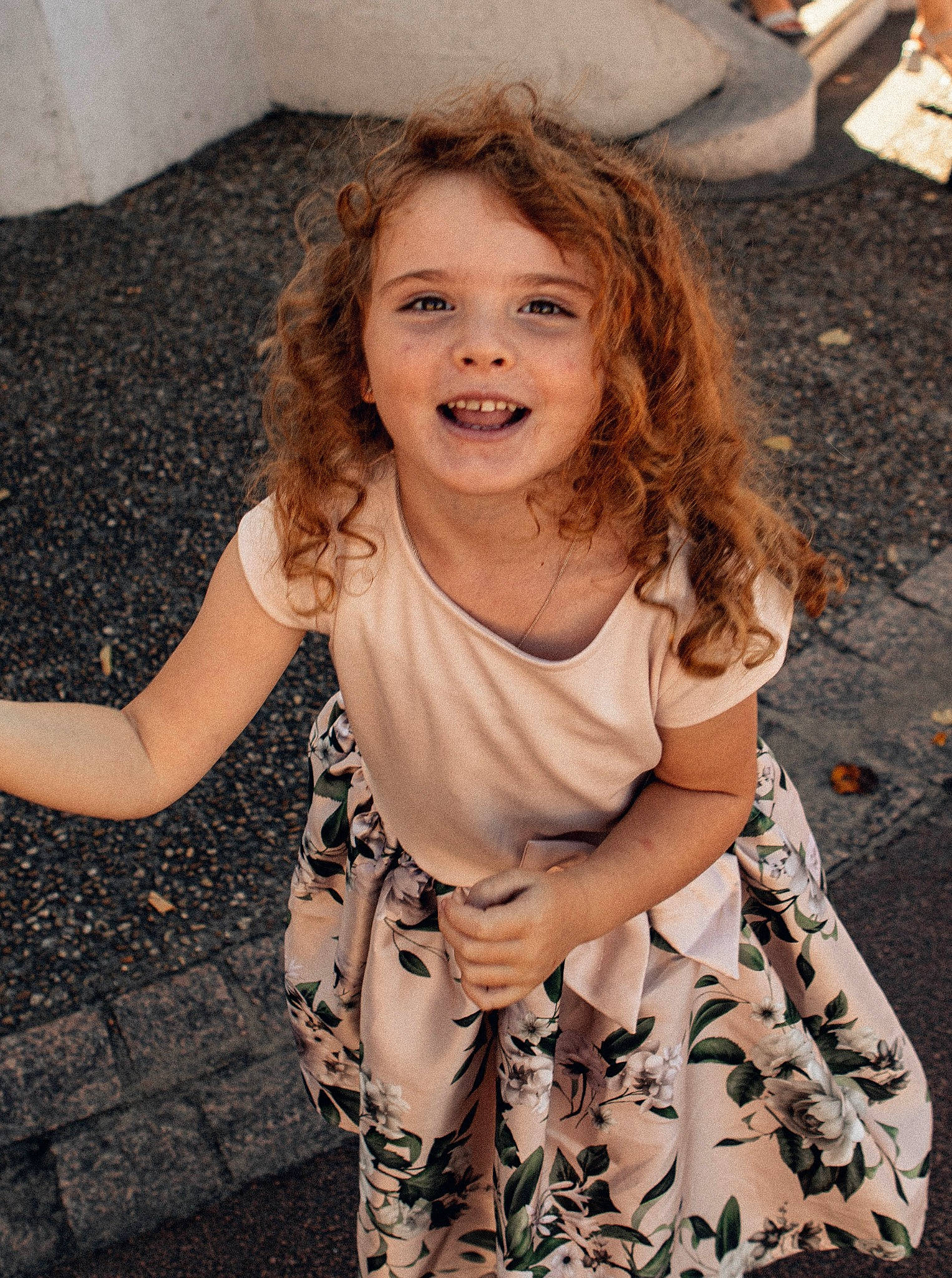 Rose a rejoint le concours — aidez-le/la à gagner de superbes lots ! cool, dress, eye, face, facial_expression, fun, hairstyle, happy, head, human_body, iris, joint, joy, organ, people_in_nature, person, shoulder, skin, sleeve, smile