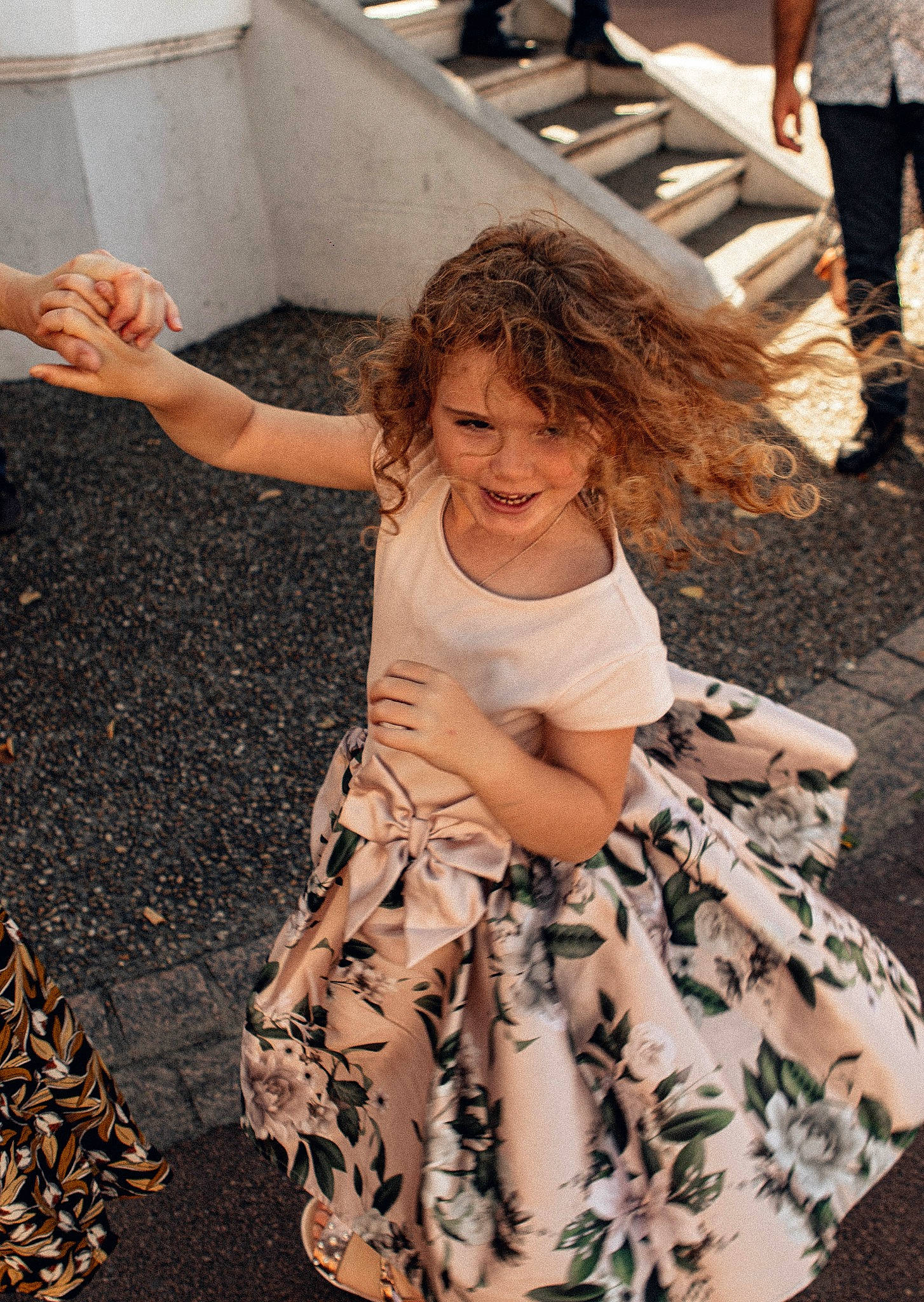 Rose a rejoint le concours — aidez-le/la à gagner de superbes lots ! child, dress, fun, grass, hairstyle, hand, happy, human, human_leg, joy, leg, leisure, mammal, person, photograph, snapshot, standing, summer, thigh, toddler