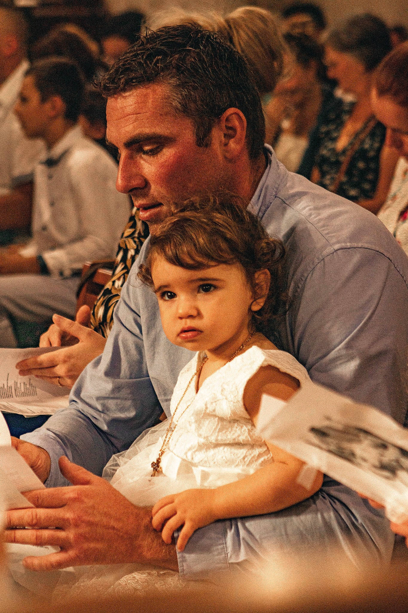 Capucine a rejoint le concours — aidez-le/la à gagner de superbes lots ! audience, ceremony, chair, child, crowd, event, fashion, fashion_design, formal_wear, fun, happy, interaction, necklace, person, ritual, sitting, social_group, tableware, toddler, tradition