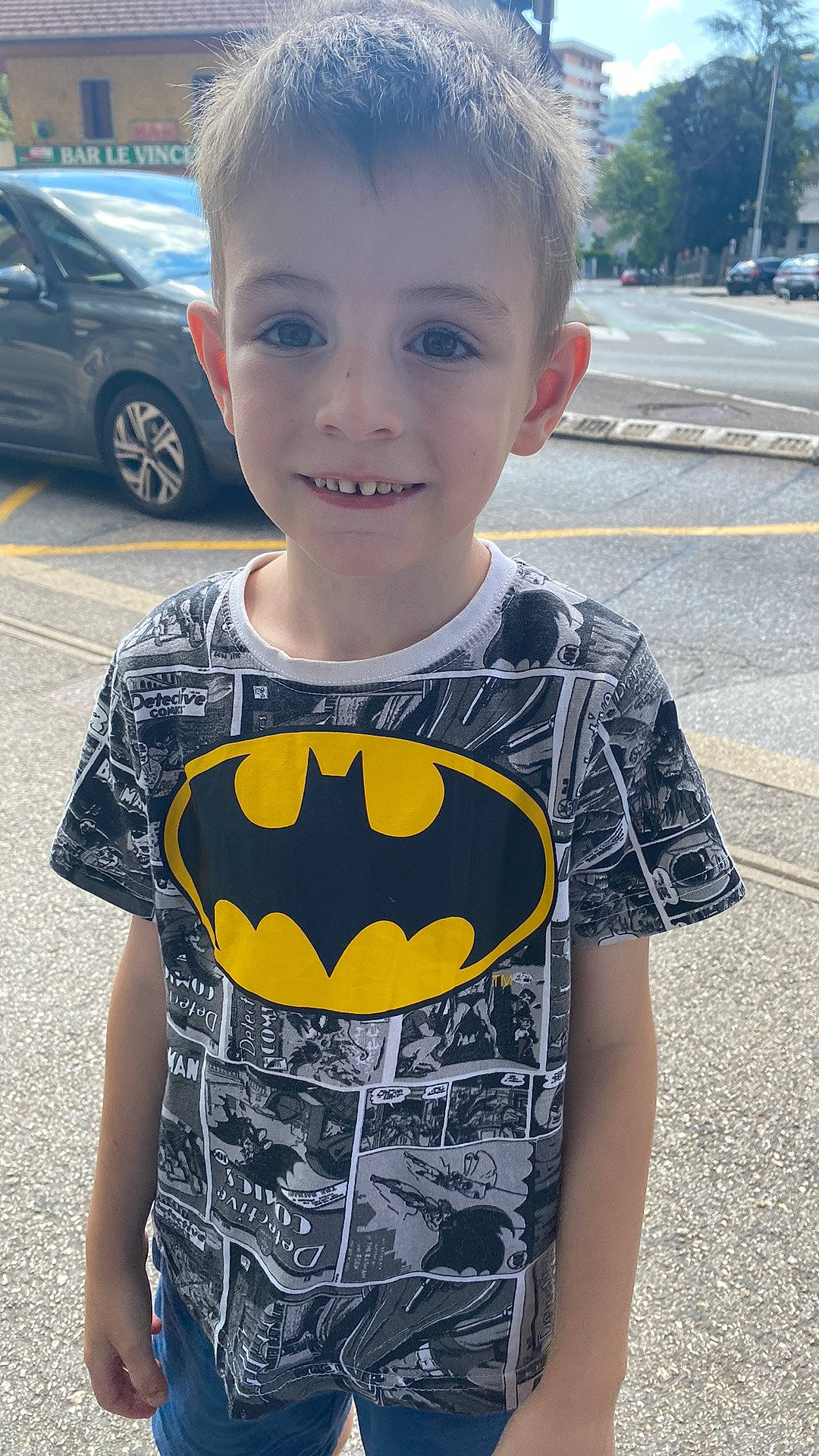 Lorenzo participe au concours pour gagner de l'argent avec cette photo : baby_toddler_clothing, black, child, cool, eyewear, face, facial_expression, hairstyle, happy, head, joy, mouth, neck, person, photograph, sleeve, smile, t_shirt, tire, wheel