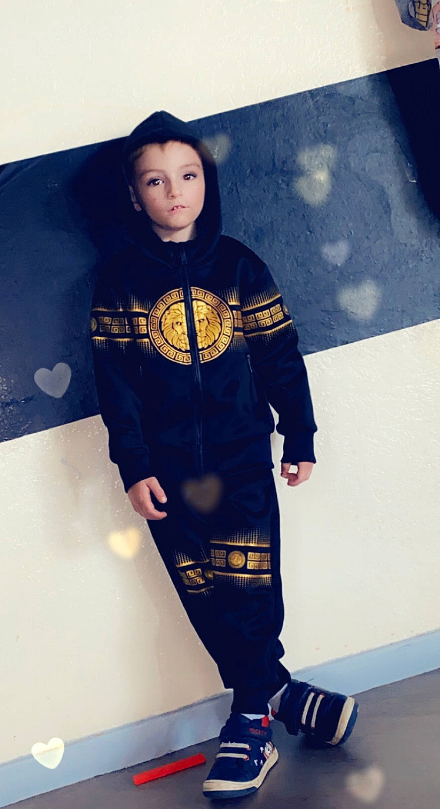 Lorenzo participe au concours pour gagner de l'argent avec cette photo : art, child, costume, denim, electric_blue, fashion_accessory, fashion_design, formal_wear, fun, helmet, knee, pattern, person, shoulder, sleeve, sportswear, t_shirt, toy, uniform, vintage_clothing