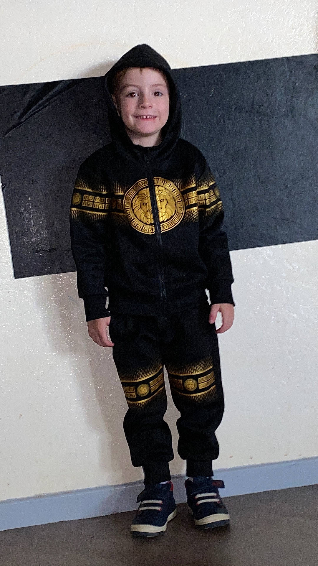 Lorenzo participe au concours pour gagner de l'argent avec cette photo : costume, electric_blue, fashion_accessory, fashion_design, fictional_character, fun, fur, gesture, head, human_body, human_leg, joy, knee, person, personal_protective_equipment, sleeve, smile, sports_gear, sportswear, thigh