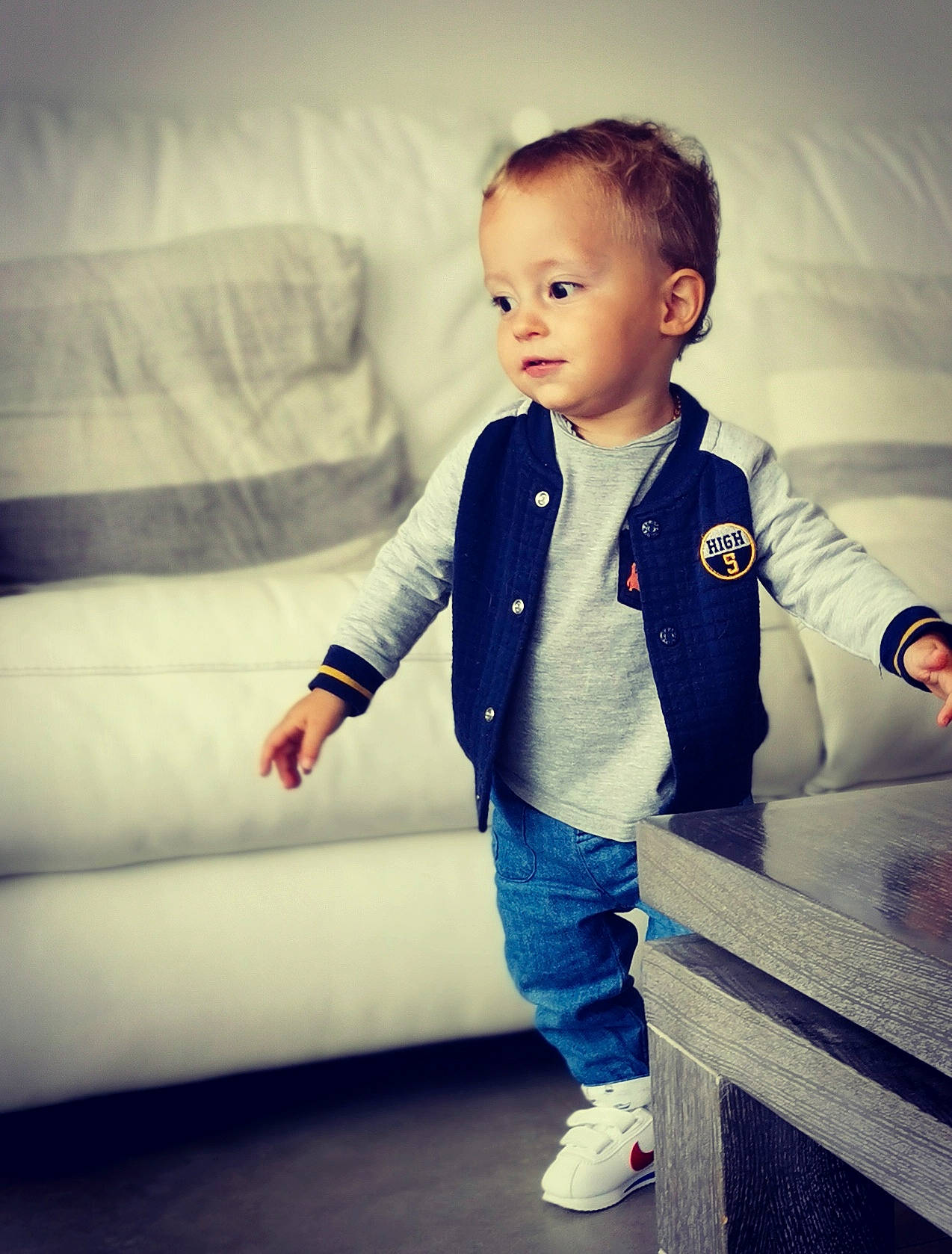 Liam a rejoint le concours — aidez-le/la à gagner de superbes lots ! baby_toddler_clothing, clothing, cloud, cool, eye, face, flash_photography, gesture, hair, happy, head, human, leg, neck, outerwear, person, shoulder, sleeve, smile, t_shirt