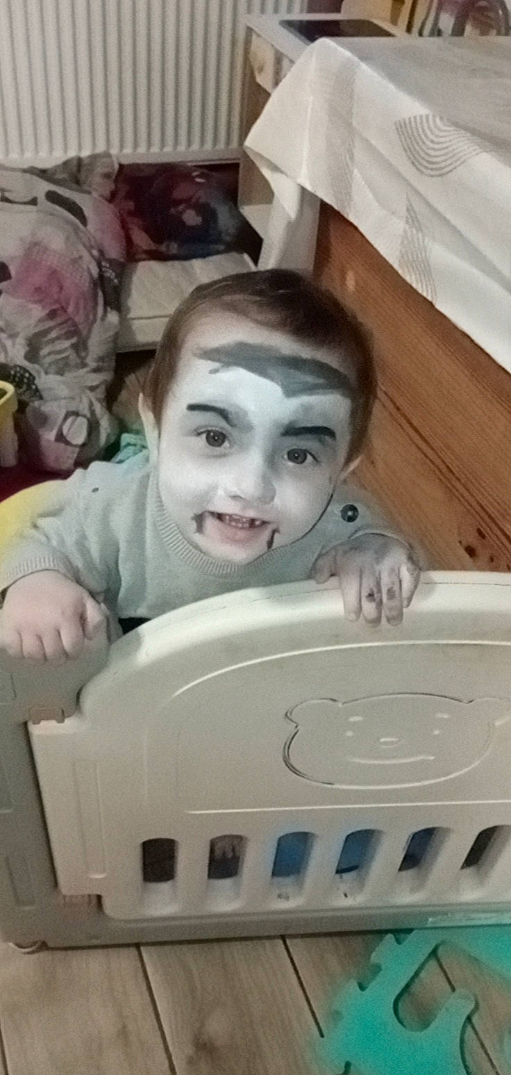 Alessio participe au concours pour gagner de l'argent avec cette photo : baby, baby_safety, cheek, child, eyelash, facial_expression, fun, happy, head, jaw, mammal, mouth, organ, person, plastic, product, sitting, skin, smile, toddler