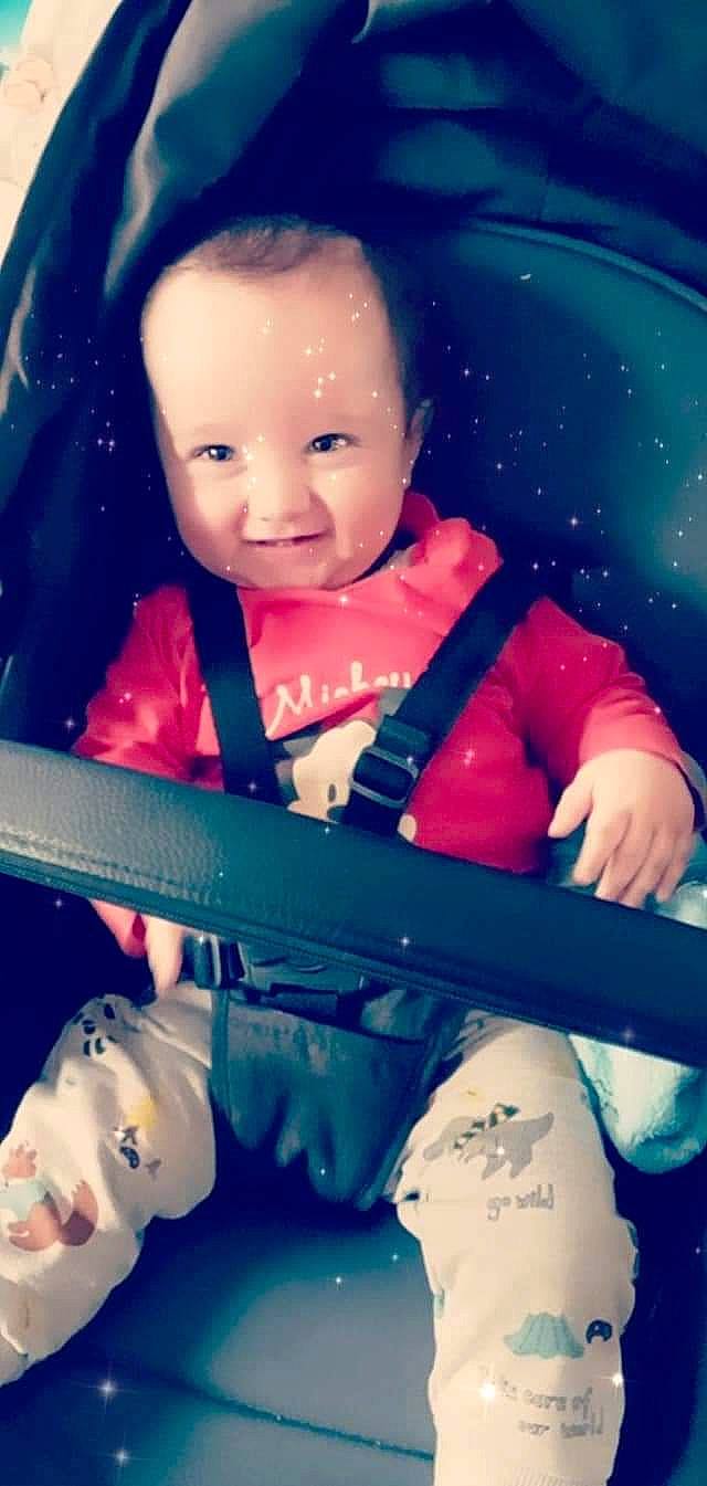 Alessio a rejoint le concours — aidez-le/la à gagner de superbes lots ! arm, baby, baby_carriage, baby_toddler_clothing, cheek, cool, eye, flash_photography, hairstyle, hand, happy, human, human_body, mouth, organ, person, pink, product, skin, smile