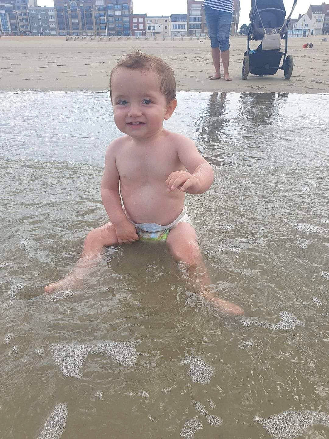 Alessio participe au concours pour gagner de l'argent avec cette photo : barechested, barefoot, bathing, beach, body_of_water, chest, child, foot, fun, happy, joy, leisure, people_on_beach, person, sand, shorts, sky, smile, toddler, vacation