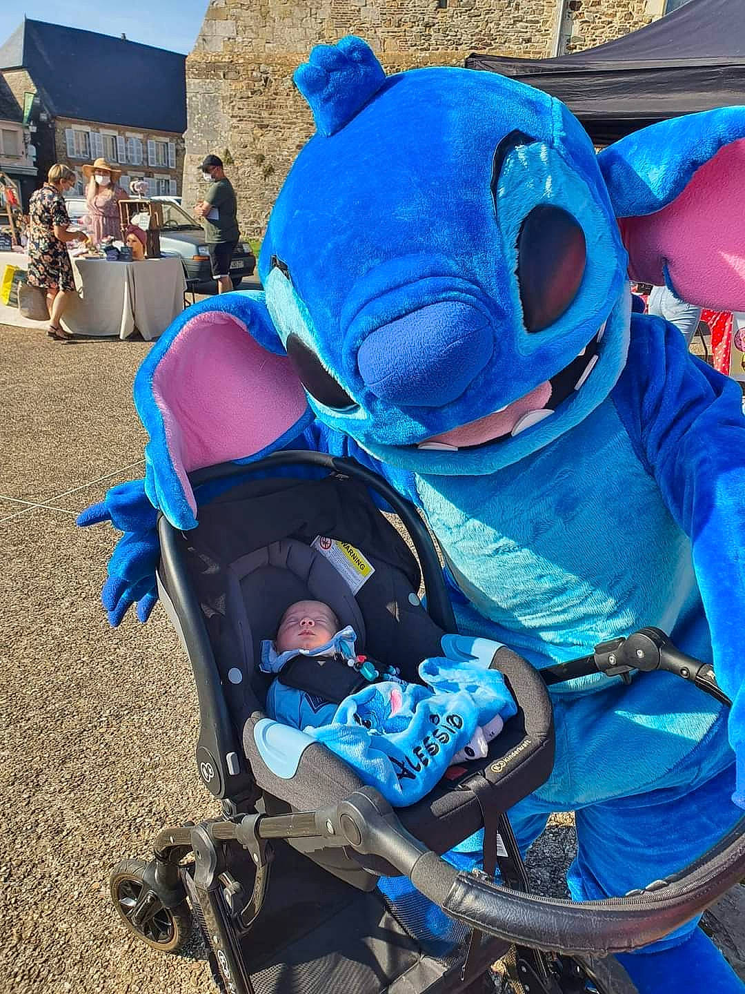 Alessio a rejoint le concours — aidez-le/la à gagner de superbes lots ! azure, baby, baby_carriage, baby_products, blue, costume, electric_blue, fictional_character, fun, leisure, mascot, motor_vehicle, person, personal_protective_equipment, recreation, toddler, wheel