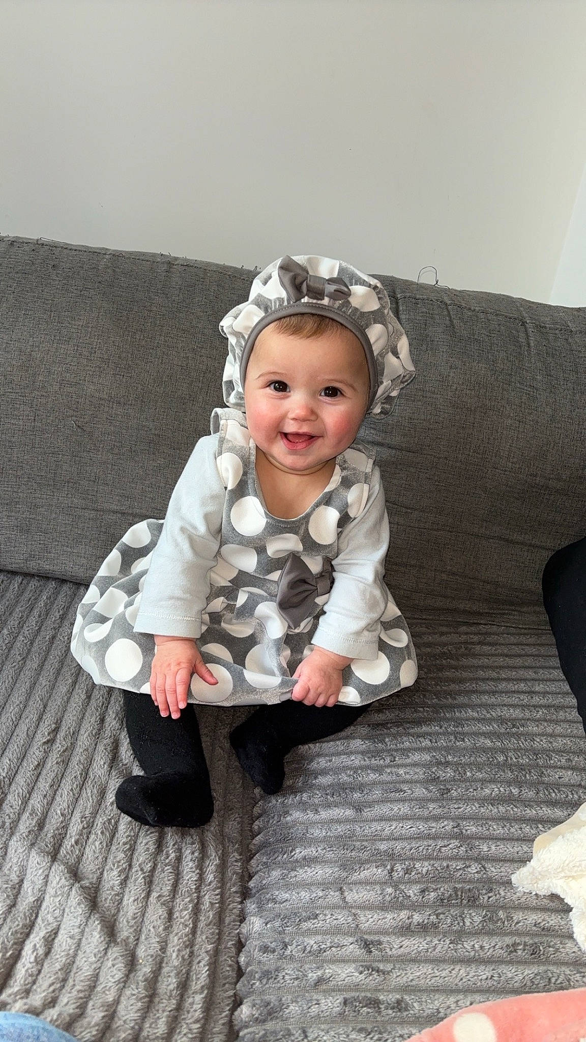 Elya participe au concours pour gagner de l'argent avec cette photo : baby, baby_toddler_clothing, child, comfort, couch, fashion_accessory, flash_photography, flooring, fun, grass, happy, headband, headpiece, joy, pattern, person, portrait_photography, sitting, sleeve, smile