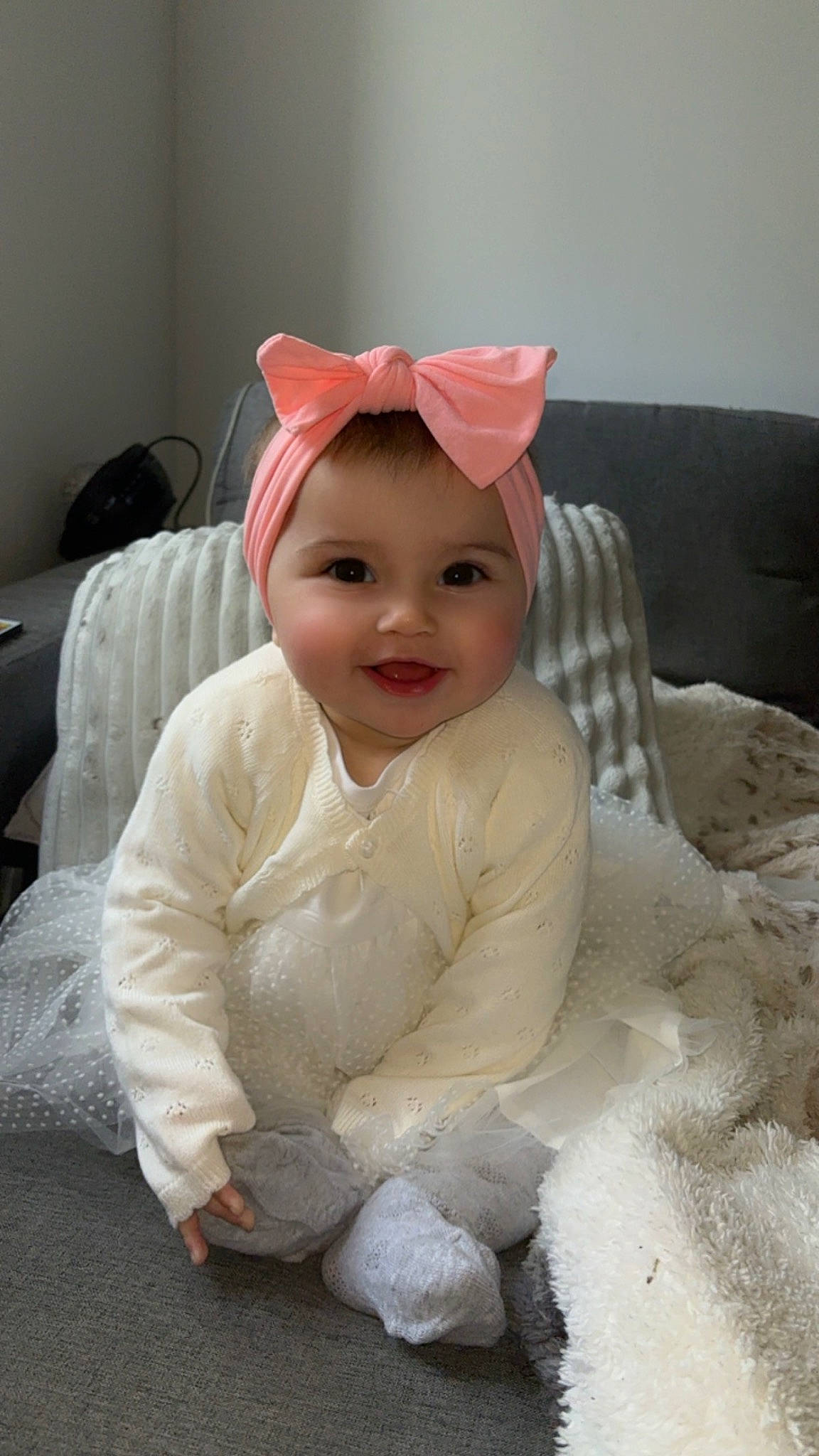 Elya a rejoint le concours — aidez-le/la à gagner de superbes lots ! baby, baby_toddler_clothing, bridal_accessory, cap, cheek, comfort, eye, face, fashion_accessory, fun, hair_accessory, happy, head, headband, headpiece, headwear, human_body, joy, linens, person