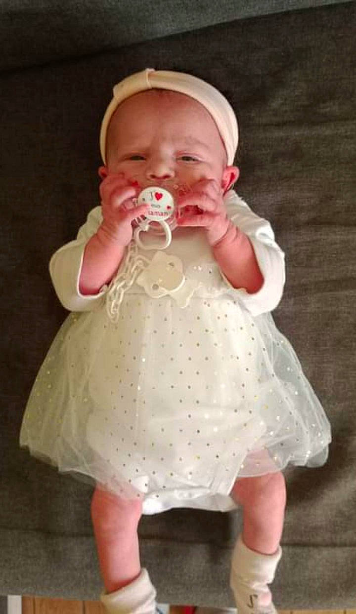 Lola a rejoint le concours — aidez-le/la à gagner de superbes lots ! arm, baby, baby_toddler_clothing, cheek, dress, face, finger, gesture, hand, head, headgear, human_body, leg, lip, mouth, nose, person, pink, skin, sleeve