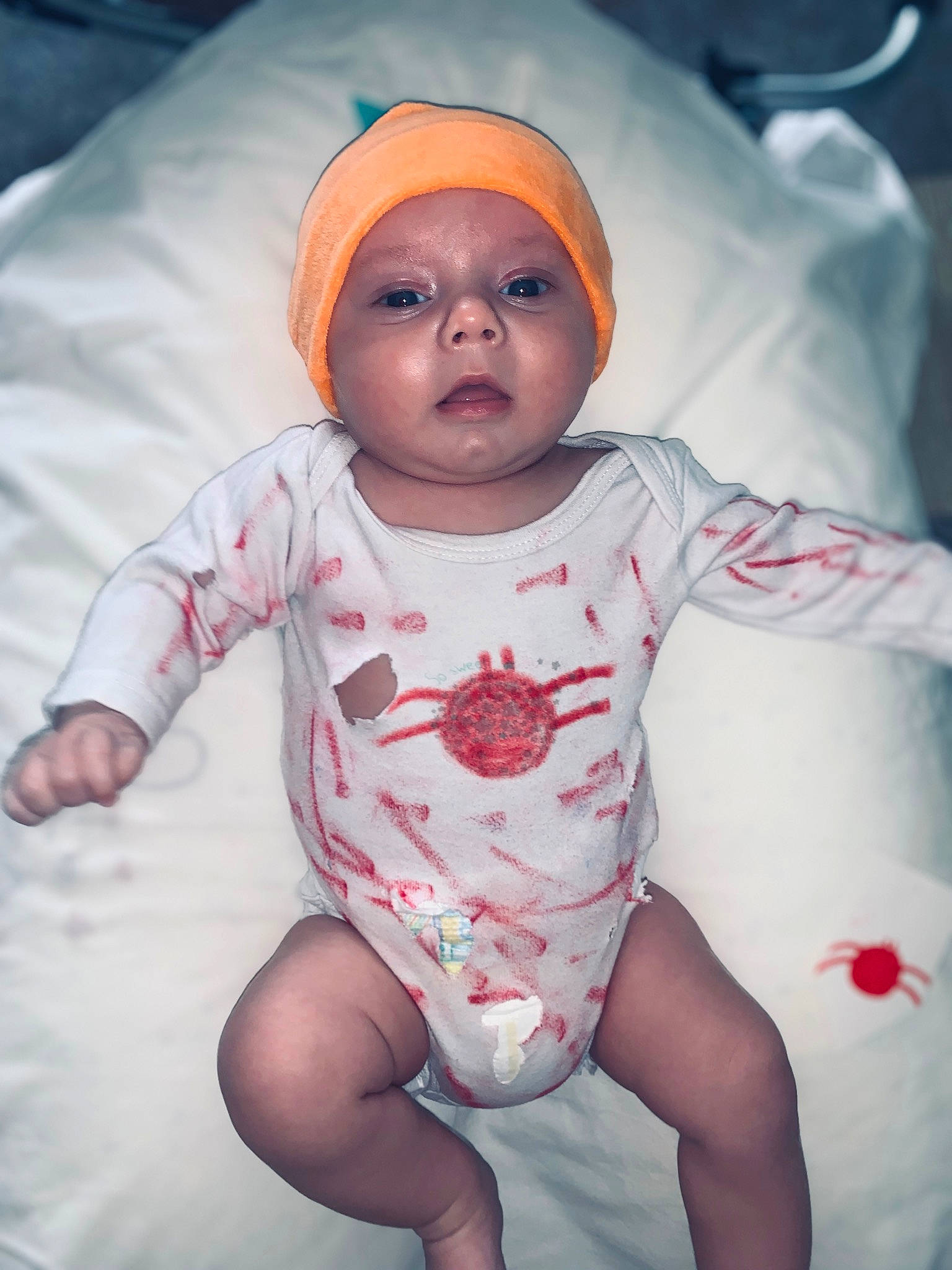 Milan a rejoint le concours — aidez-le/la à gagner de superbes lots ! baby, baby_toddler_clothing, child, comfort, eye, finger, flash_photography, fun, gesture, happy, headwear, human_body, leg, lip, mouth, person, pink, product, skin, sleeve