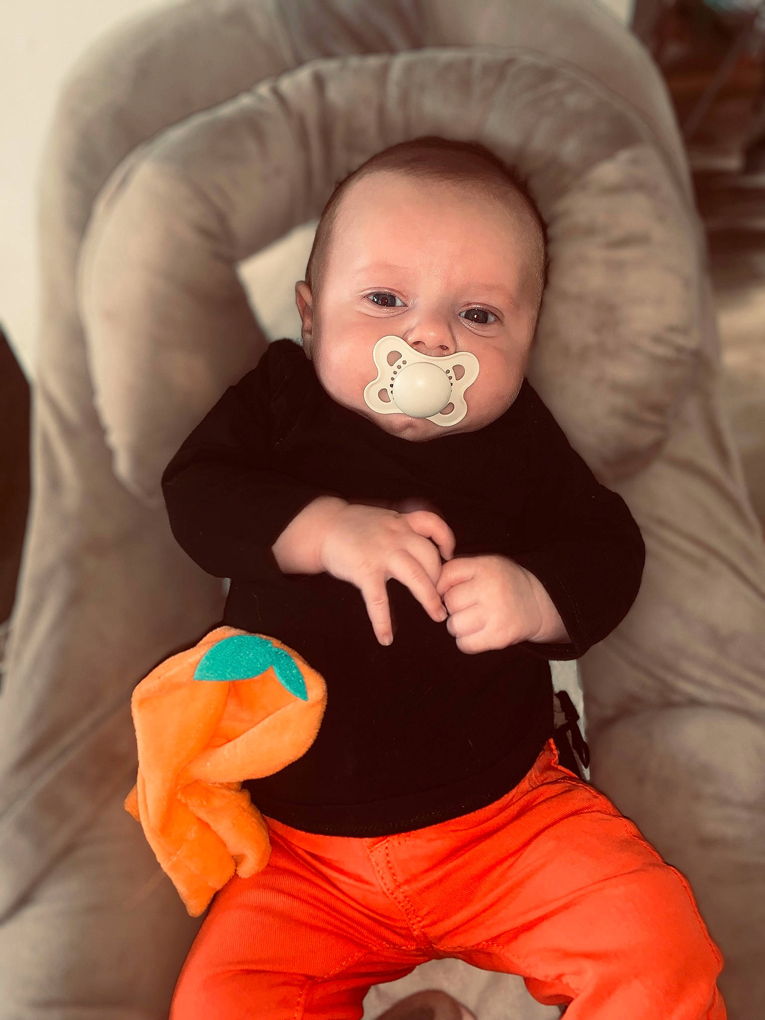 Milan a rejoint le concours — aidez-le/la à gagner de superbes lots ! abdomen, baby, baby_products, baby_sleeping, baby_toddler_clothing, cheek, child, comfort, finger, flash_photography, happy, human_body, mouth, nail, orange, person, sitting, sleeve, stomach, thumb