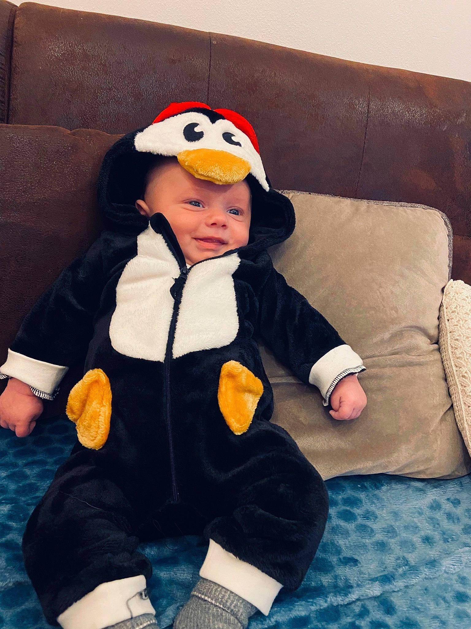 Milan participe au concours pour gagner de l'argent avec cette photo : baby_toddler_clothing, cap, carmine, child, comfort, cool, couch, face, flooring, fun, fur, fur_clothing, head, headgear, headwear, outerwear, person, personal_protective_equipment, sitting, sleeve