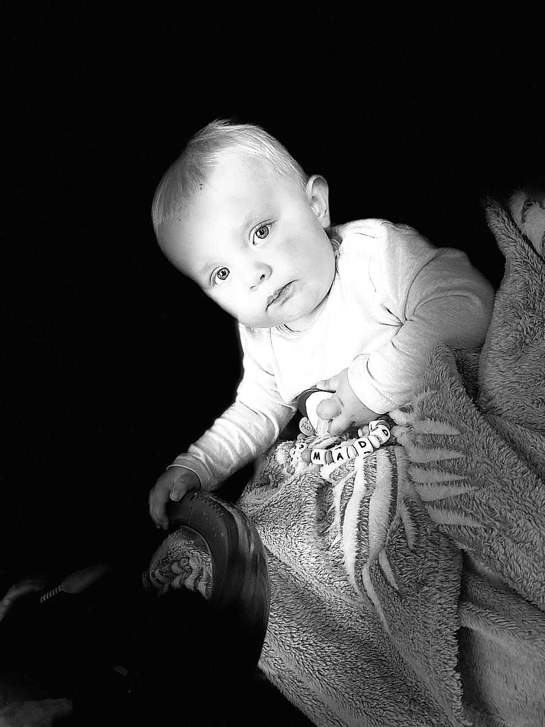 Maddy participe au concours pour gagner de l'argent avec cette photo : baby, baby_products, baby_toddler_clothing, ball, black_and_white, cheek, child, comfort, darkness, elbow, flash_photography, fun, happy, monochrome, monochrome_photography, person, room, sitting, still_life_photography, style