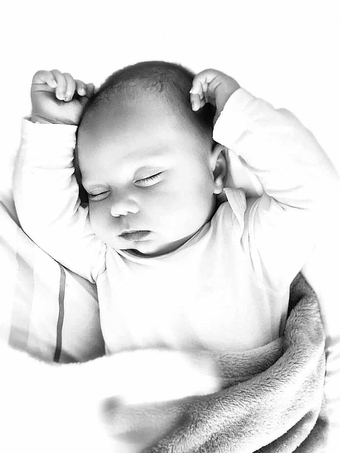 Nélia a rejoint le concours — aidez-le/la à gagner de superbes lots ! baby, sleeping, blanket, infant, peaceful, monochrome, portrait, soft, cute, child, arms_up, resting, cozy, newborn, clothing, face, head, bed, comfort, relaxation