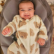 Ilhami participe au concours pour gagner de l'argent avec cette photo : baby, infant, smiling, onesie, fleece, heart_pattern, bouncer, baby_seat, cozy, chubby_cheeks, hands, zipper, plush_toy, upholstery, indoor, portrait, happy, soft_texture, cute, nursery