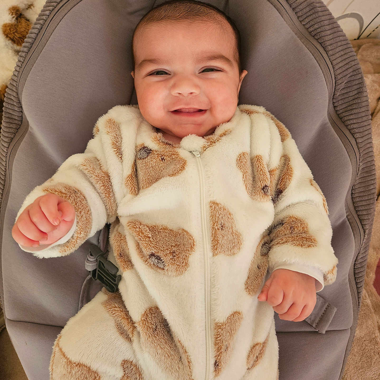 Ilhami participe au concours pour gagner de l'argent avec cette photo : baby, baby_seat, bouncer, chubby_cheeks, cozy, cute, fleece, hands, happy, heart_pattern, indoor, infant, nursery, onesie, plush_toy, portrait, smiling, soft_texture, upholstery, zipper