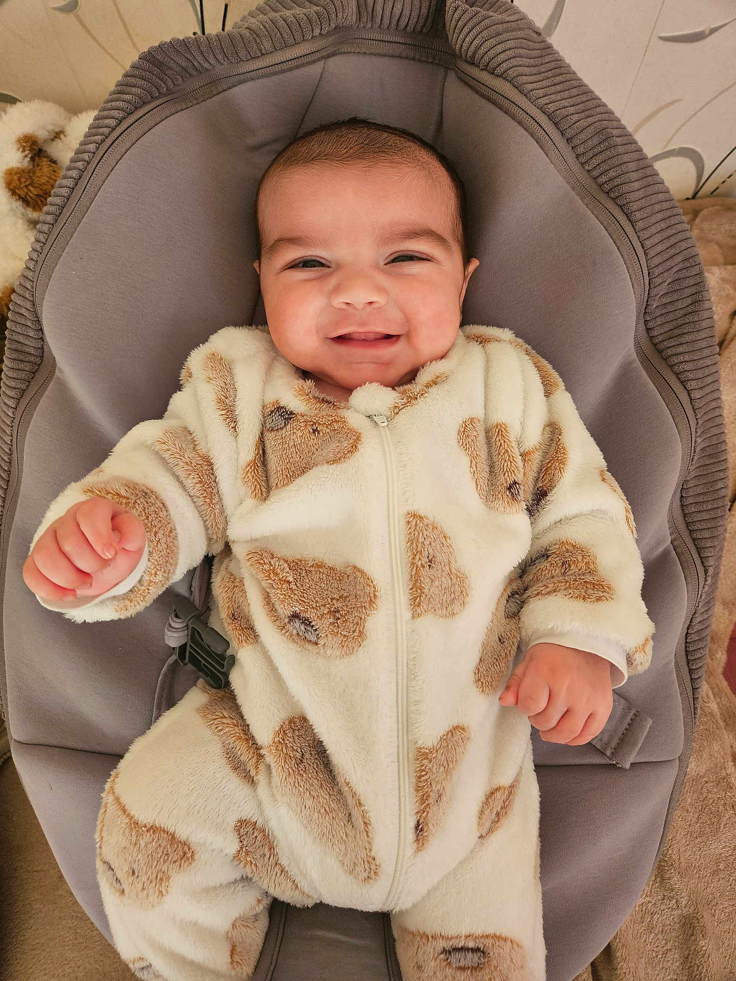Ilhami participe au concours pour gagner de l'argent avec cette photo : baby, infant, smiling, onesie, fleece, heart_pattern, bouncer, baby_seat, cozy, chubby_cheeks, hands, zipper, plush_toy, upholstery, indoor, portrait, happy, soft_texture, cute, nursery