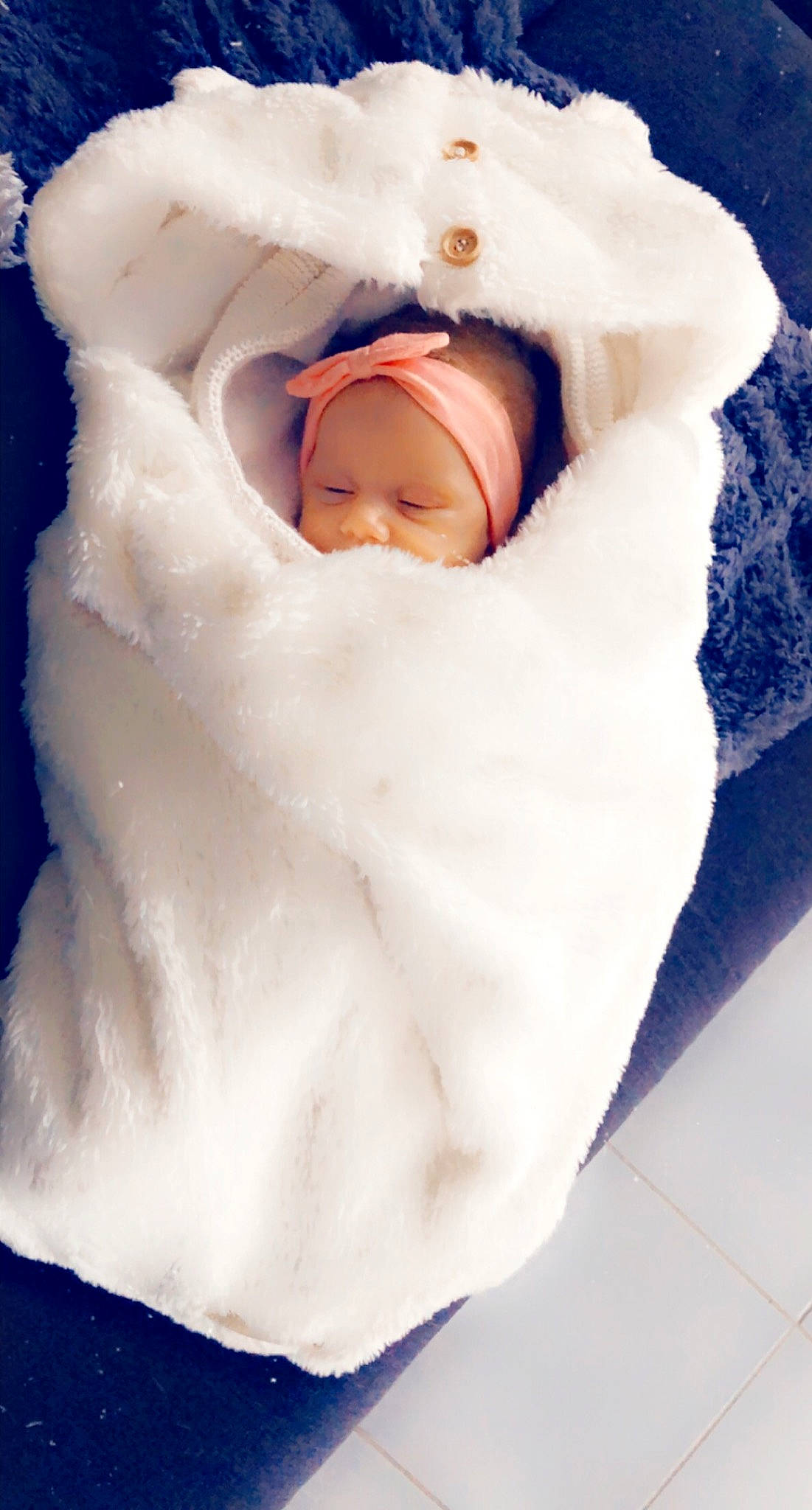 Hilona participe au concours pour gagner de l'argent avec cette photo : baby, baby_products, baby_safety, baby_sleeping, baby_toddler_clothing, bedding, bedtime, blanket, blue, cheek, child, comfort, flesh, fur, headwear, linens, peach, person, room, sleep