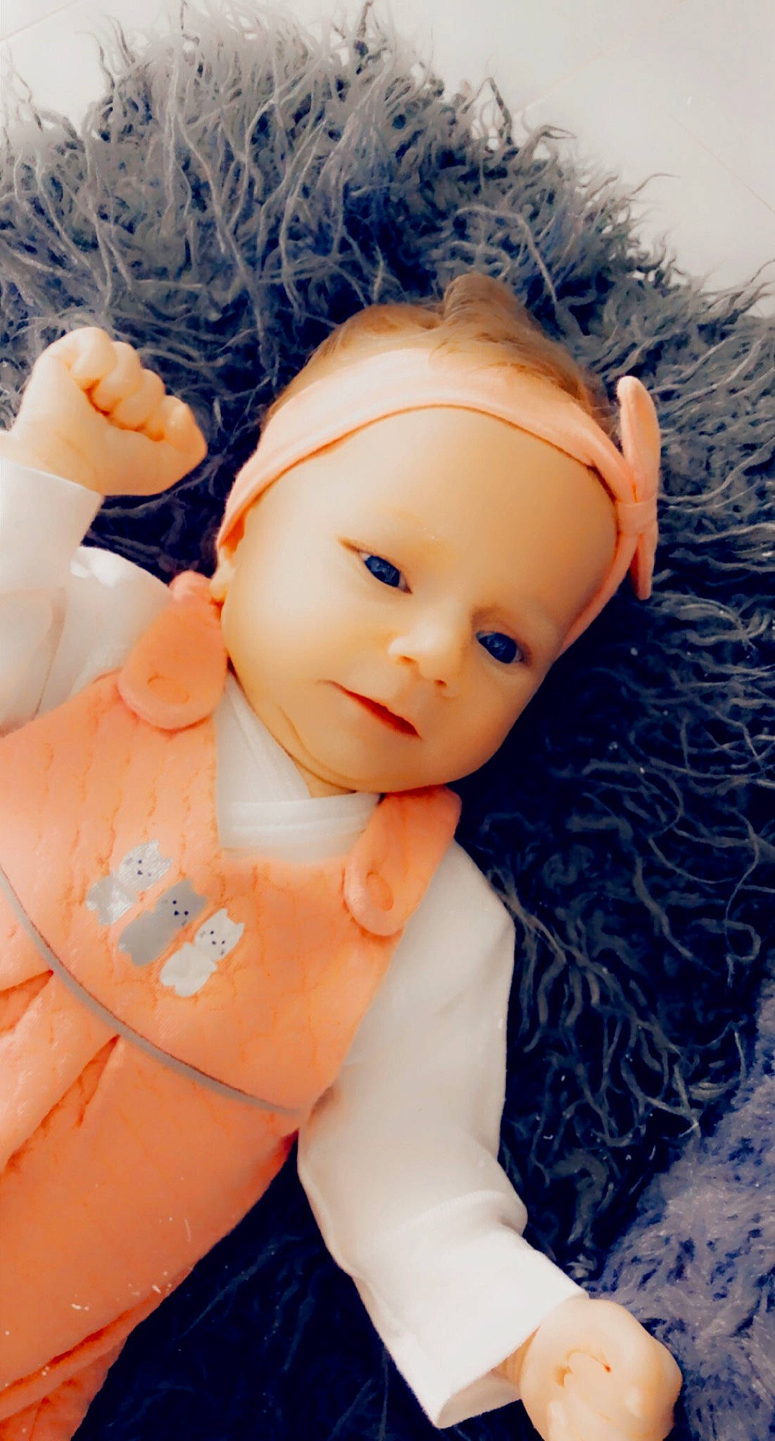 Hilona a rejoint le concours — aidez-le/la à gagner de superbes lots ! arm, cheek, chest, child, doll, ear, eye, eyelash, fawn, finger, gesture, hand, happy, head, headwear, joint, lip, nose, person, skin