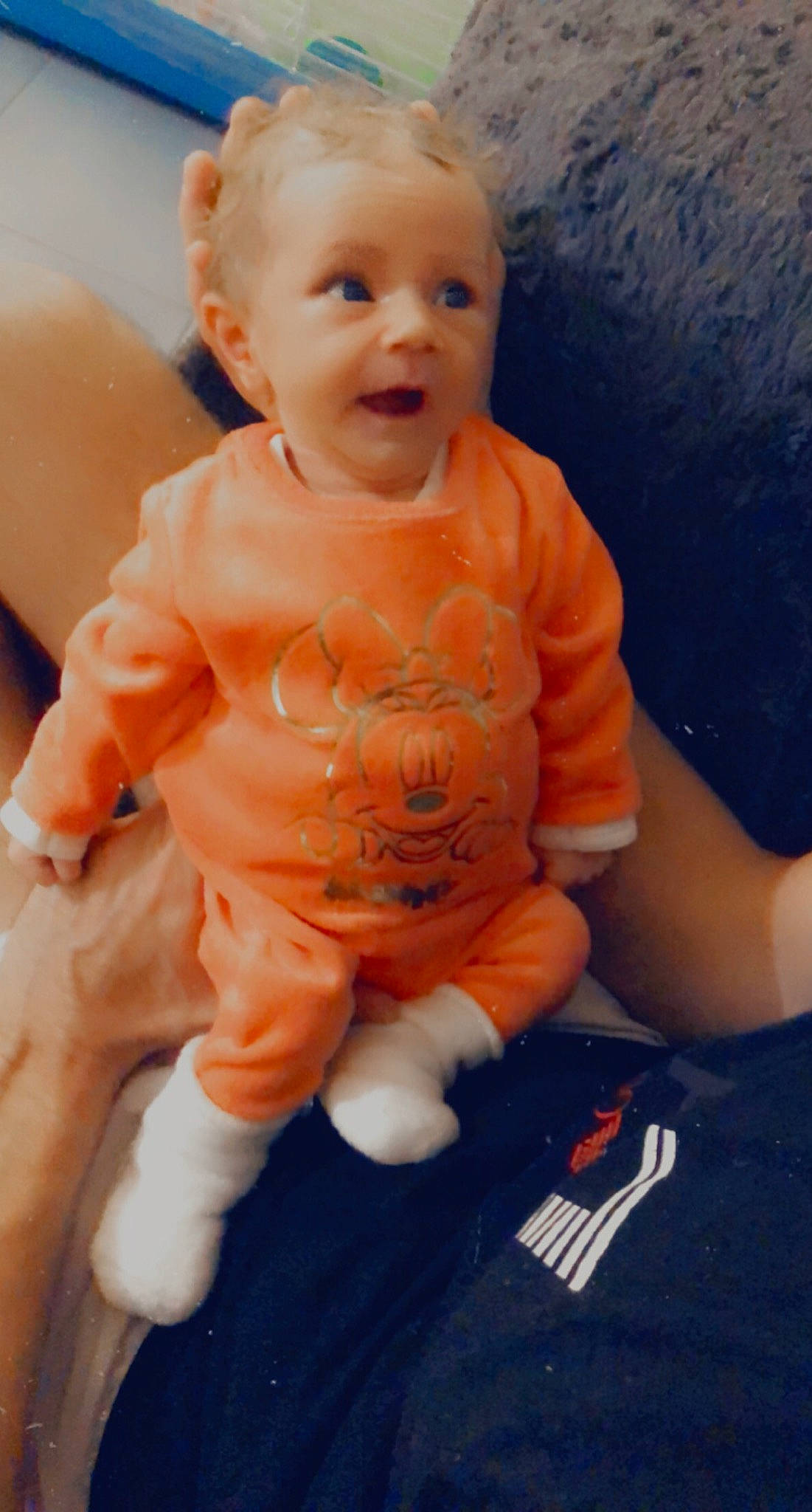 Hilona participe au concours pour gagner de l'argent avec cette photo : arm, baby, baby_toddler_clothing, cheek, eye, eyebrow, face, gesture, head, iris, joint, leg, lip, mouth, neck, nose, orange, person, skin, sleeve